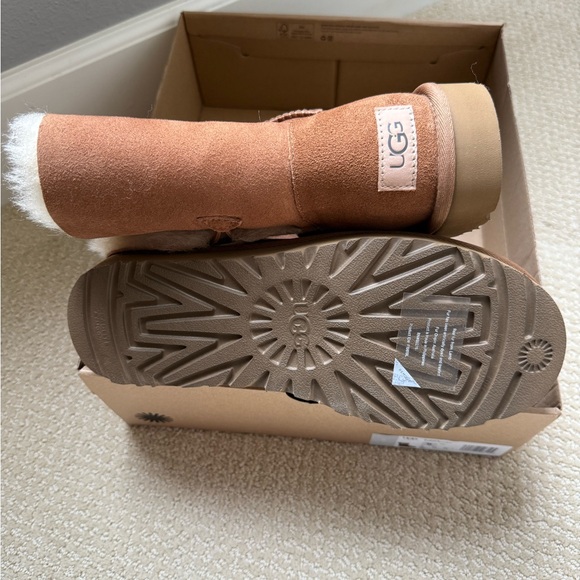 UGG Bailey Button II - Picture 6 of 9